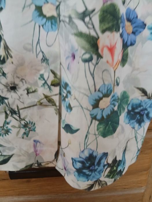 Sukienka za kolana  Mohito  na białym tle  kwiatki 36