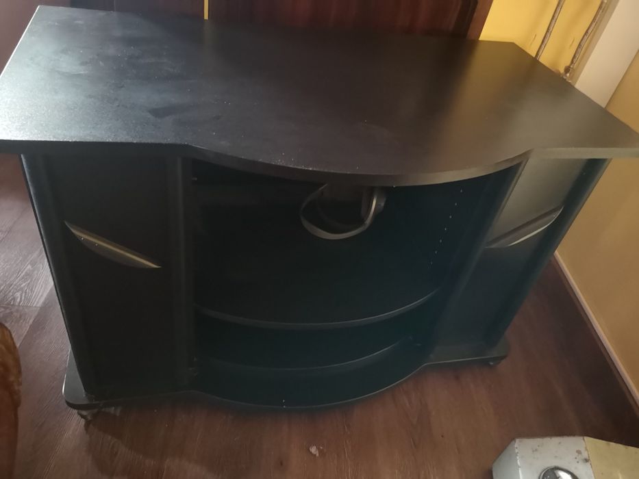 Móvel tv preto com prateleiras e duas gavetas