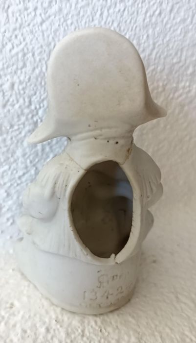 Paliteiro biscuit Germany com colagem no pescoço