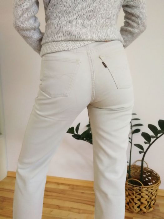 Mom jeans kremowe