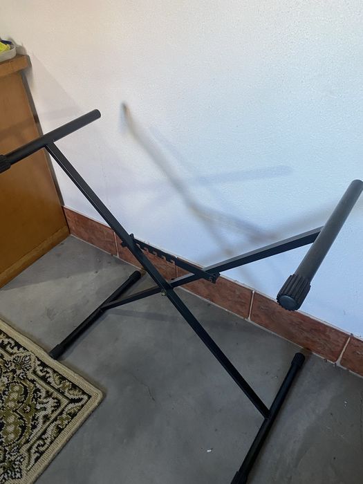 Teclado eletrónico com suporte