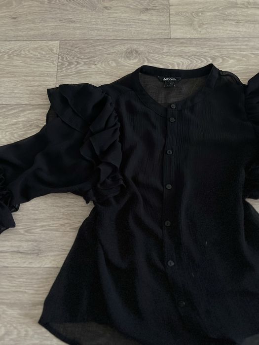 Чорна блуза з воланами