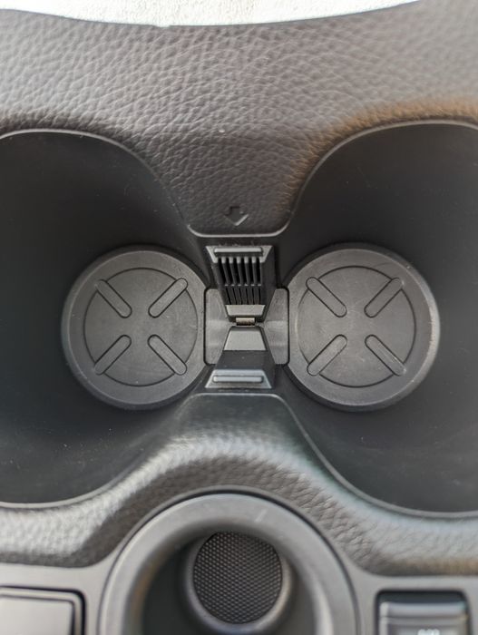 Підстаканник для Nissan X-trail T32, Rogue T32, Qashqai j11. Оригінал.