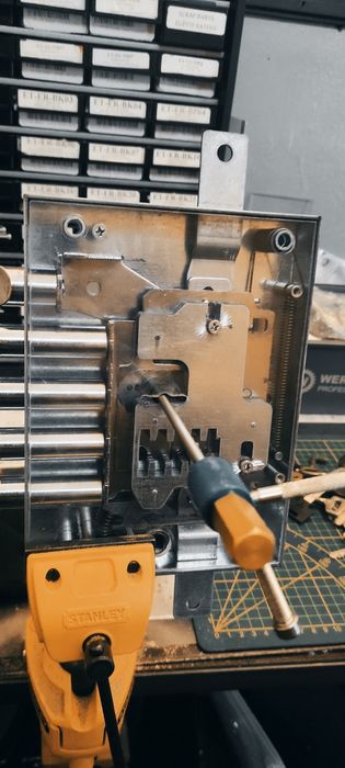 Ślusarz, awaryjne otwieranie, naprawa, wymiana zamków