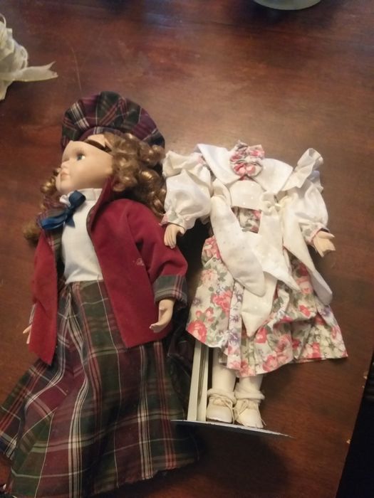 8 Bonecas de porcelana como novas e impecaveis .