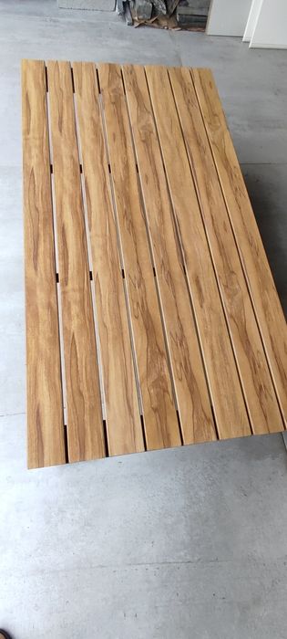 Mesa metálica para exterior.