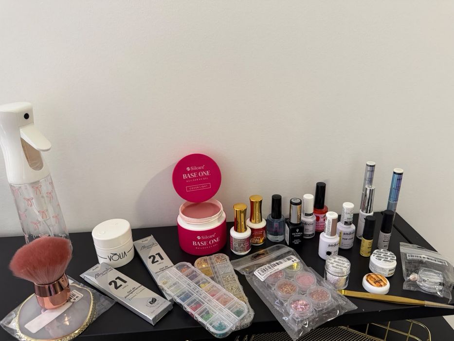 VENDO KIT COMPLETO PARA UNHAS – PRATICAMENTE TUDO NOVO   Estou vendendo meu material completo para alongamento e esmaltação de unhas.