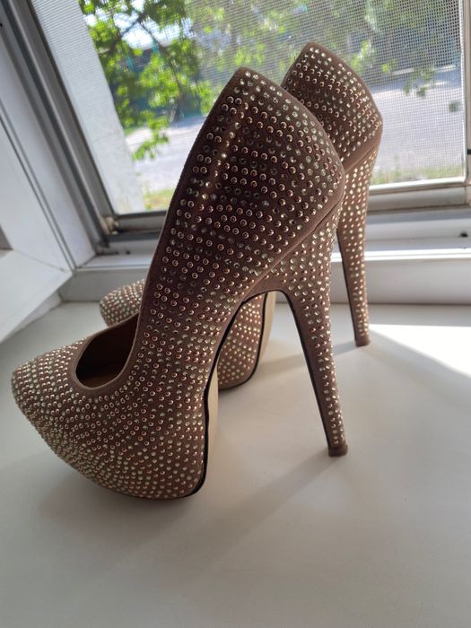 Продам святкові туфлі