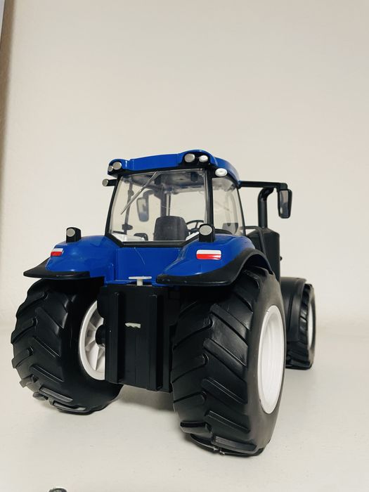 Радиоуправляемый трактор Maisto Tech New Holland 1:16