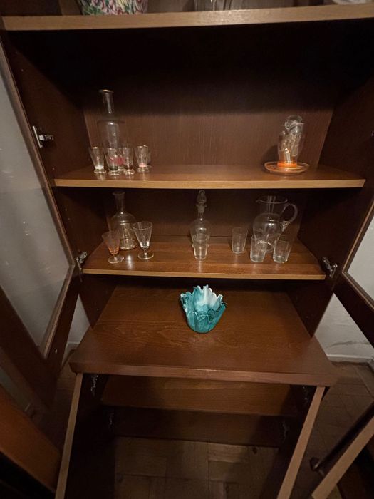 Louçeiro - Móvel antigo em madeira com portas de vidro – bom estado