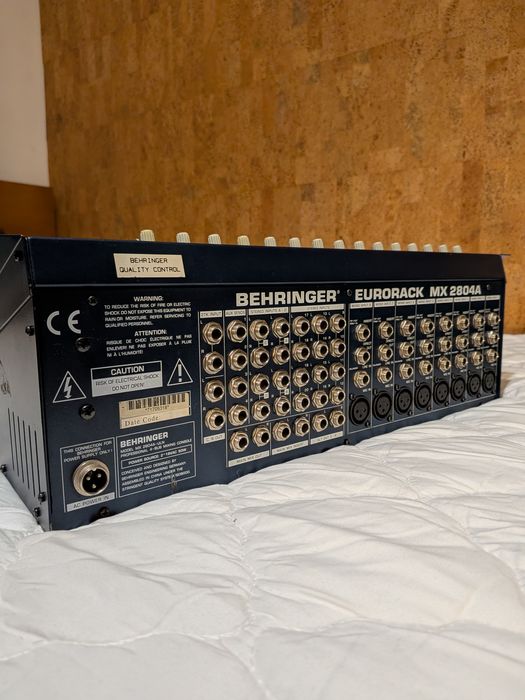 Mesa de som Behringer MX 2804A