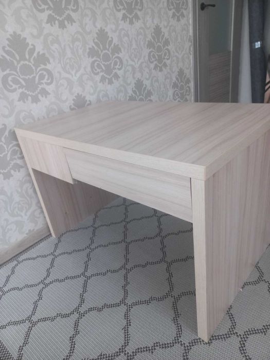 ława z jasnej płyty meblowej szufladą