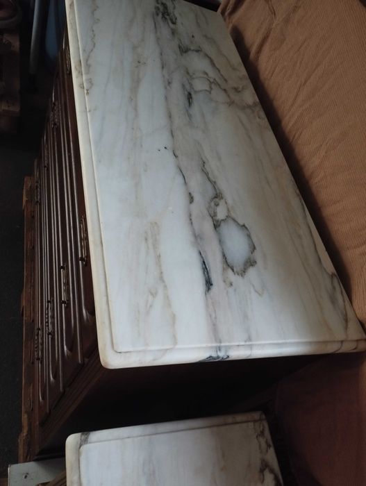 Cómoda e mesa de cabeceira com tampo em mármore, peças usadas