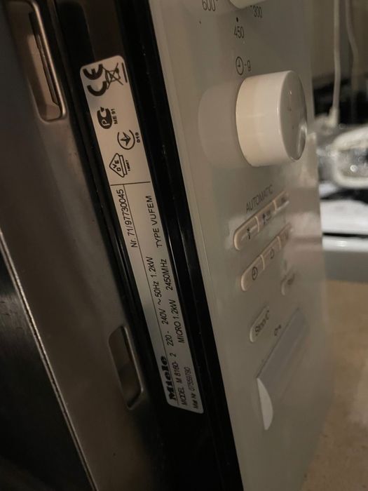 Мікрохвильова піч Miele M 8160-2