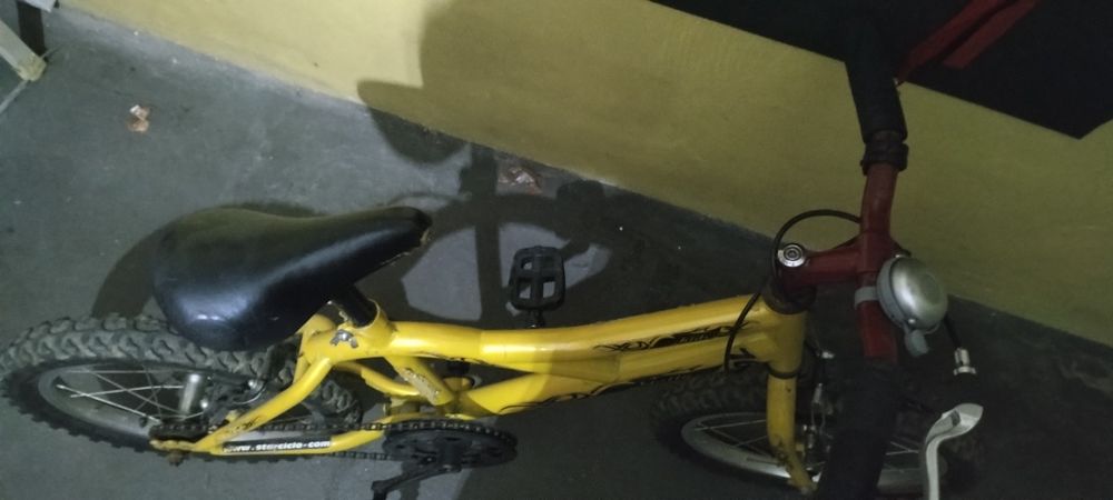 Bicicleta com algum uso.