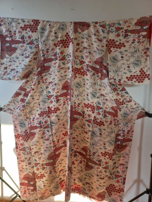 Autentyczne kremowo-czerwone kimono komon z motywem żurawi, kwiatów