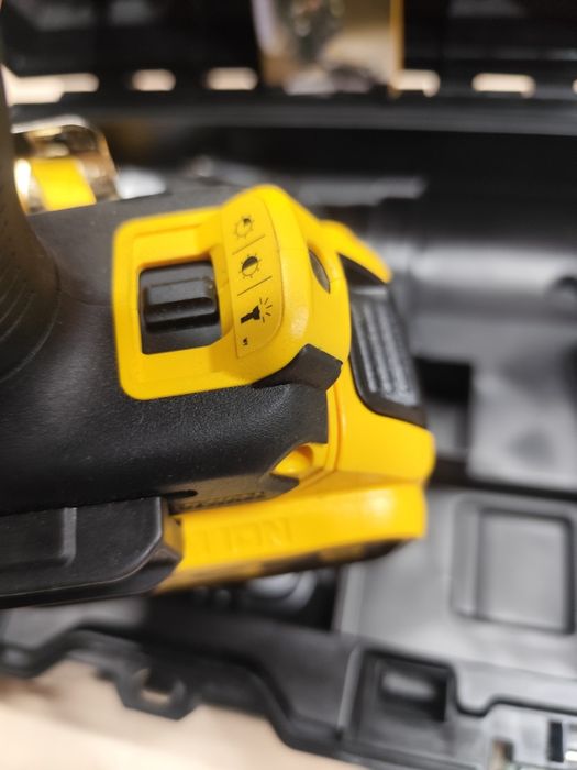 Вживаний DeWalt DCD 791 / DCF 887 безщітковий акумуляторний шуруповерт