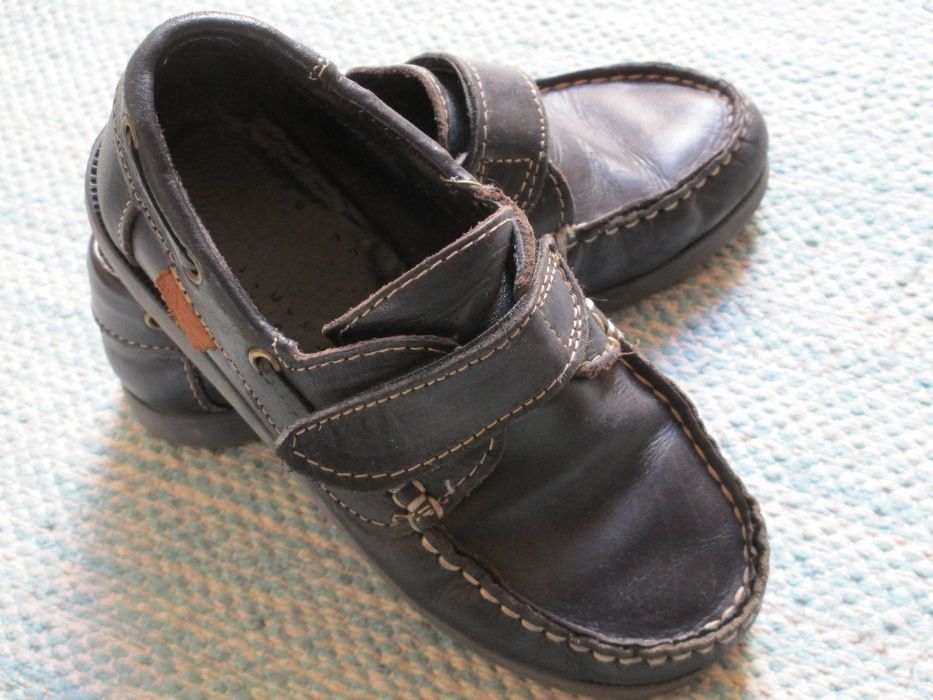 Sapatos em Pele nº27 e nº 30