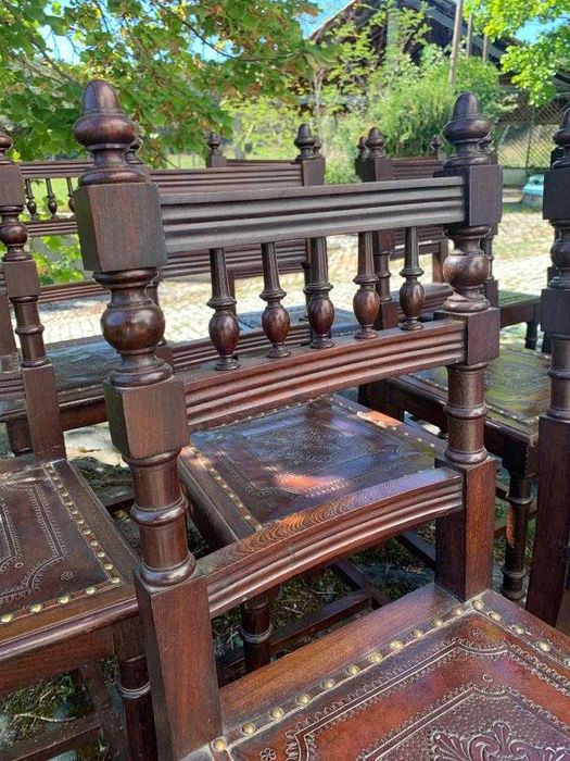 Antiguidades - Conjunto de 10 cadeiras com assentos em couro lavrado