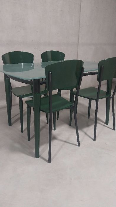 Mesa com tampo vidro fosco e 4 cadeiras!