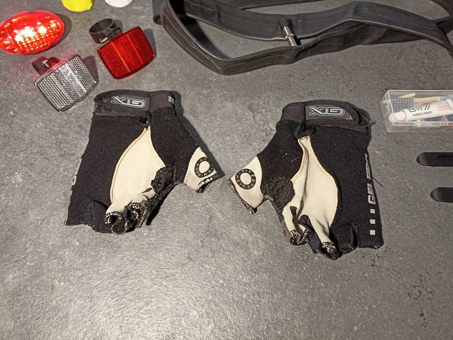 Rowerowy zestaw: kamizelka, rękawiczki, dętki, lampki, odblaski, łyżki