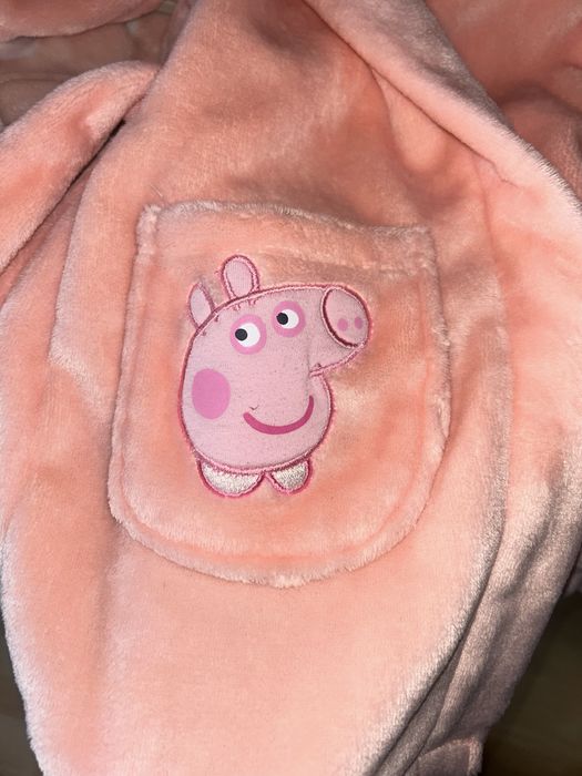 Śliczny szlafroczek dziewczęcy z kapturem Świnka Peppa