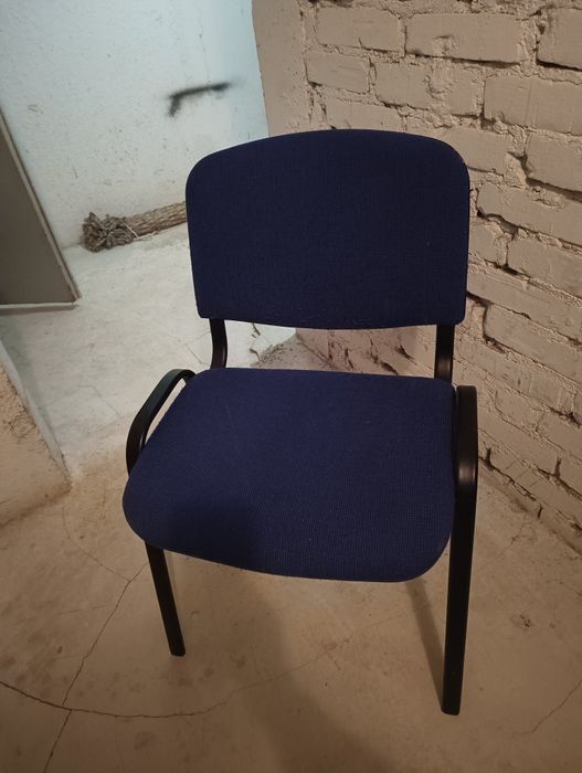 Krzesło tapicerowane biurowe.