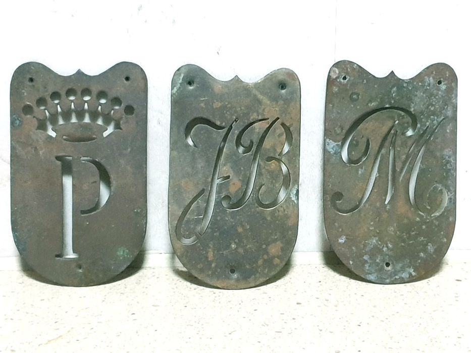 Antigas placas estênceis em bronze com monogramas do Sec. XIX