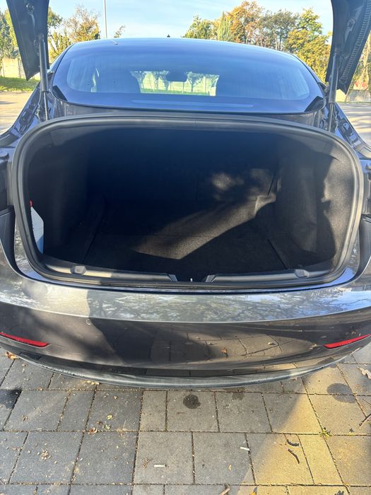 Tesla Model 3 na sprzedaż
