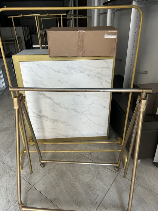 Vendo mobiliario loja de roupa  usado com aoenas alguns meses de uso,