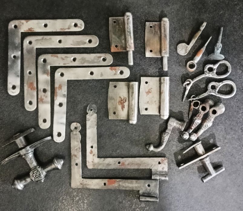 Stare Antyk  okucia okienne, klamki, zawiasy, klucze, mos