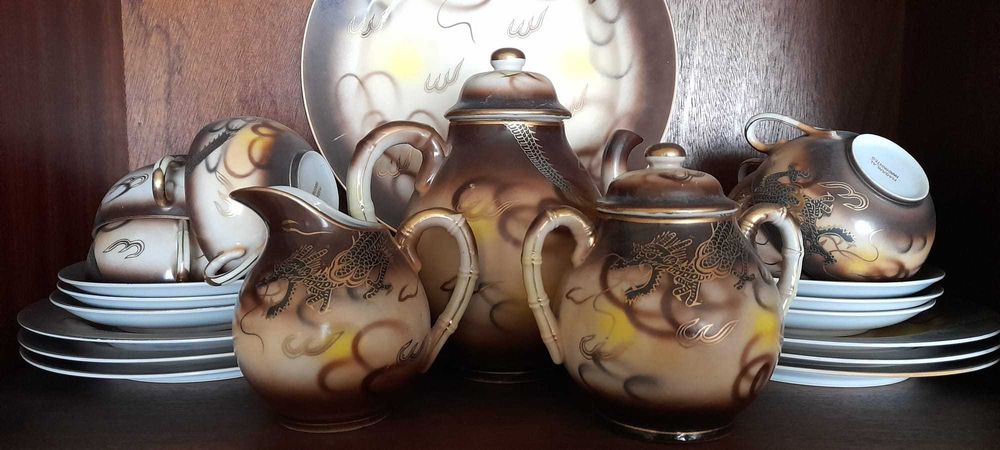 Vendo serviços de chá e café