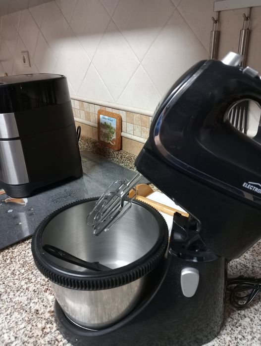 Batedeira preta e cinza com braço