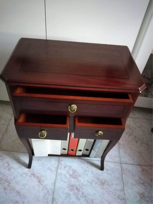 Elegante Consola/Aparador Clássico em Madeira