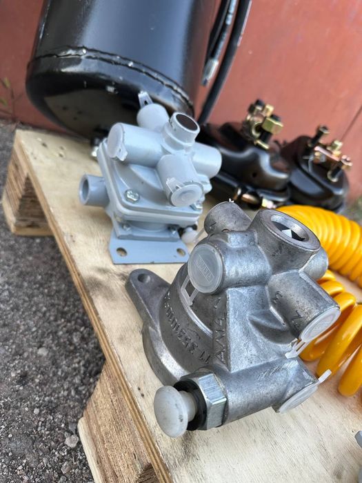 Гальмівна система тракторного причепа 2ПТС-4