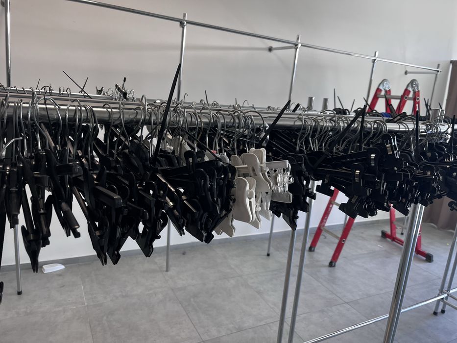 Wieszaki plastikowe i klamerkowe na ubrania