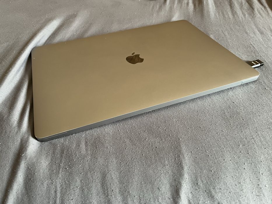 MacBook pro i9 16” 2019 64/512