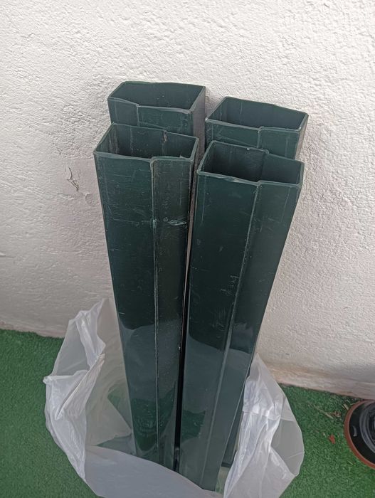 Mesa de plástico com pouco uso