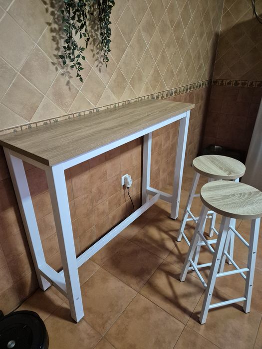 Mesa alta + 2 bancos — bom estado