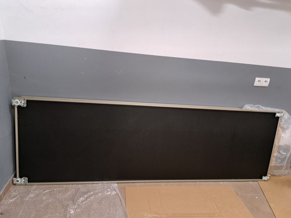 Drzwi szafy przesuwnej wraz z obramowaniem i szynami