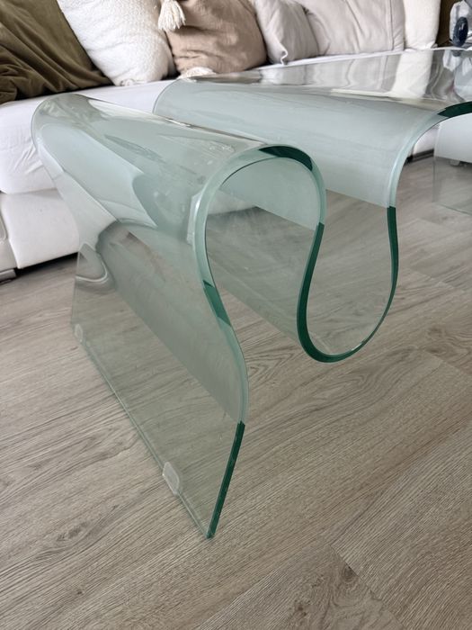 Mesa de centro em vidro curvo – design moderno