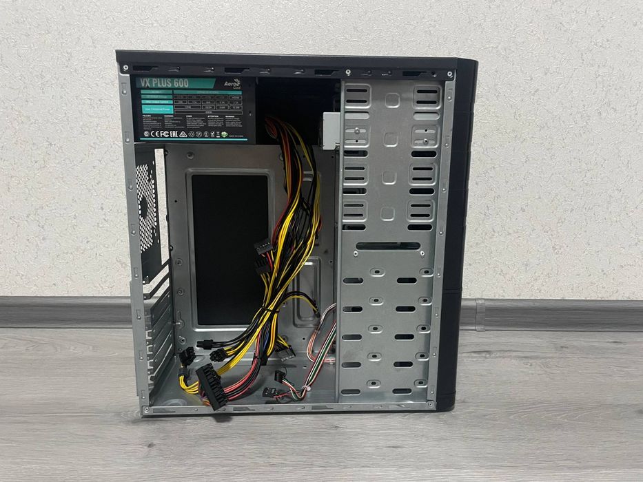 Корпус з блоком живлення 600w