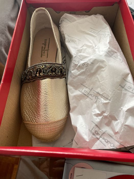 Alpercata dourada em pele - Nova