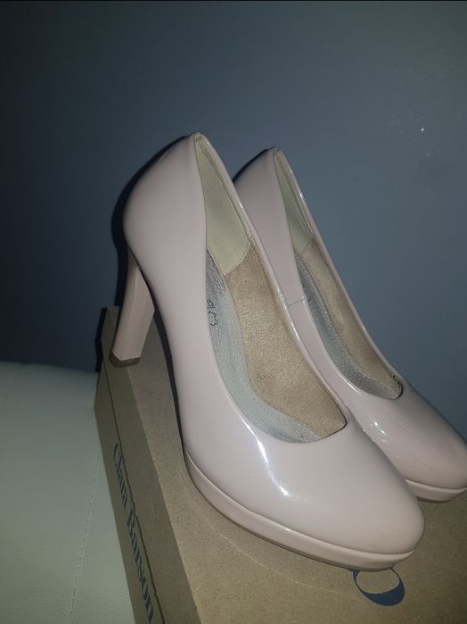 Beżowe lakierowane buty na obcasie