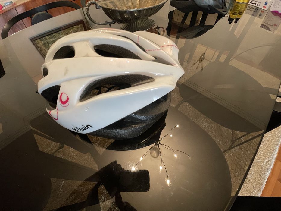 Capacetes de bicicleta praticamente sem uso
