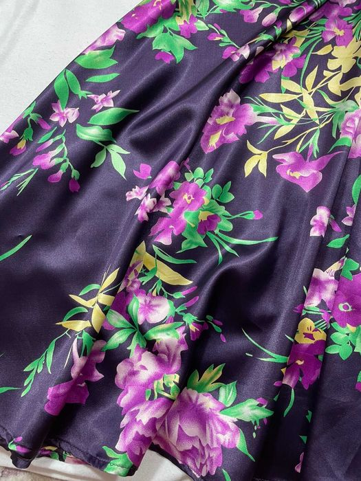 Nowa satynowa sukienka S kwiaty fiolet