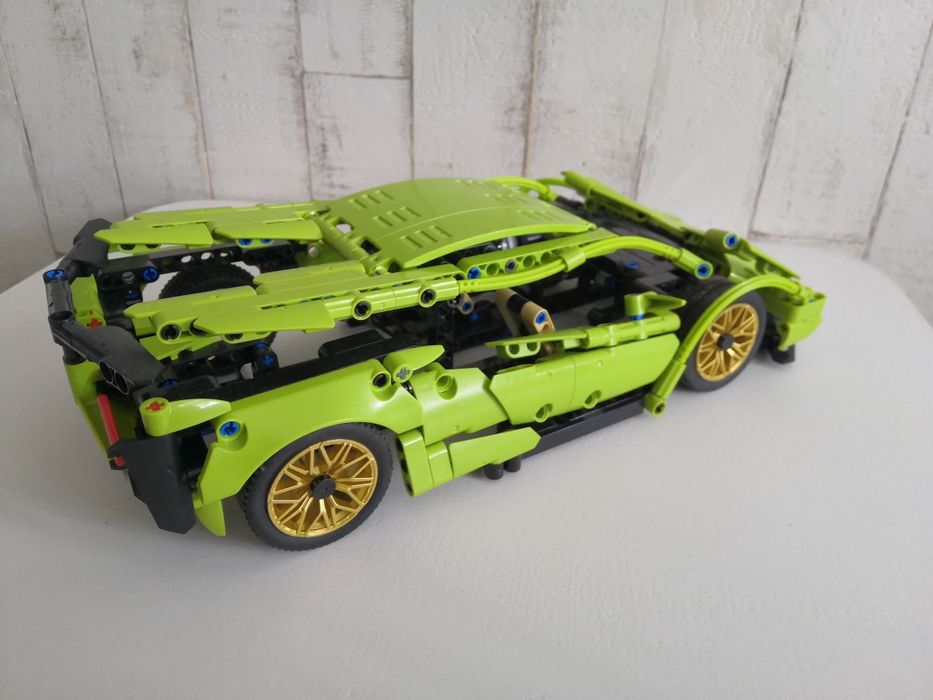 Sportowe auto z klocków.