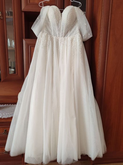 Весільна сукня кольору айворі