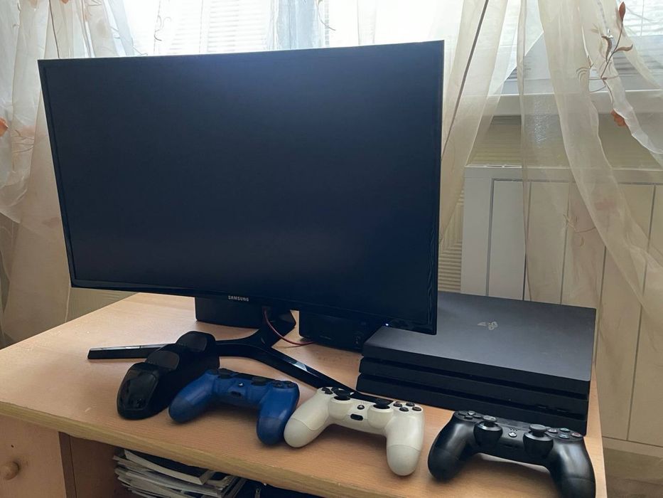 Комплект: PS4 Pro,  3 джойстика, монітор