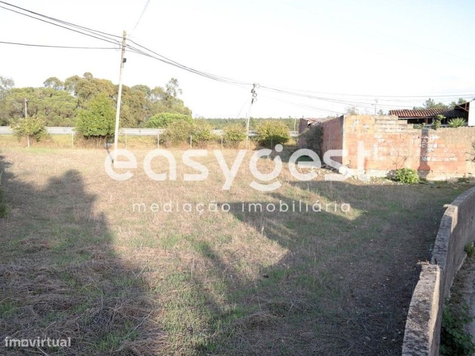 Terreno Construível de 1463m2 em Marrazes: Ideal para 2 Moradias